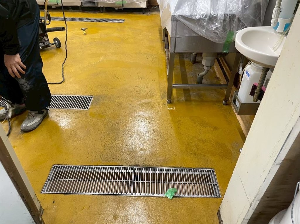 朝霞市 スーパーマーケット 惣菜作業室 施工前の床状況(油汚れ・排水溝周り)