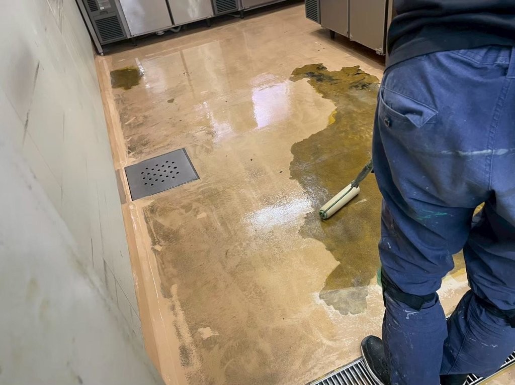 惣菜作業室床のプライマー塗布工程(ローラー塗布)