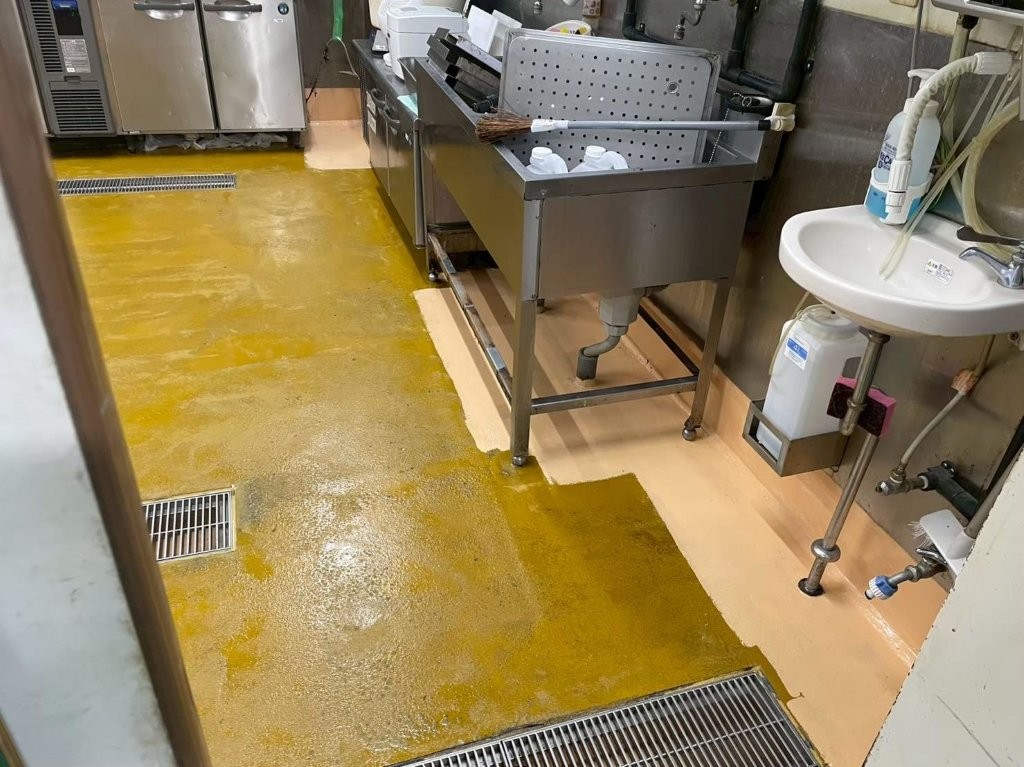 惣菜作業室の中塗り施工中(側溝周りの納まり調整)