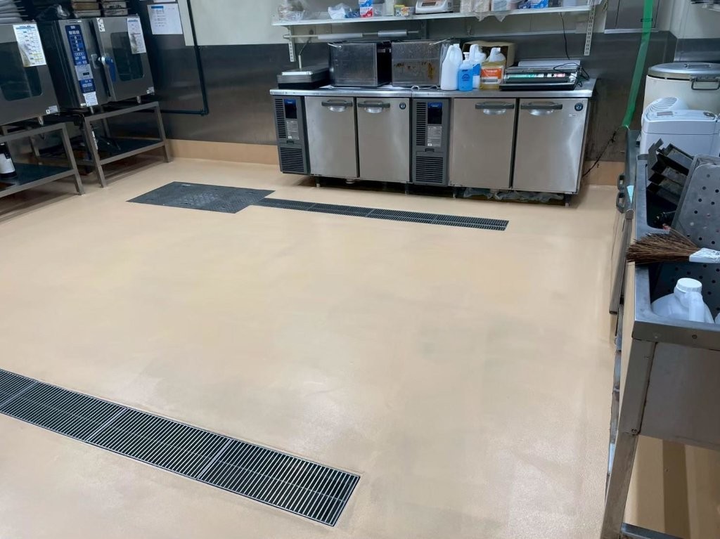惣菜作業室床の上塗り後(防滑仕上げの床面)