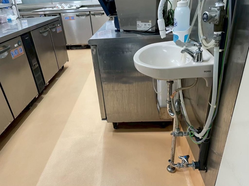 惣菜作業室 床改修工事 完成(作業台・手洗い周りの床仕上がり)