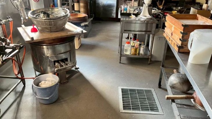 群馬県桐生市 和菓子製造工場の床塗装工事｜タフクリートMH工法で糖分腐食・水溜まりを改善