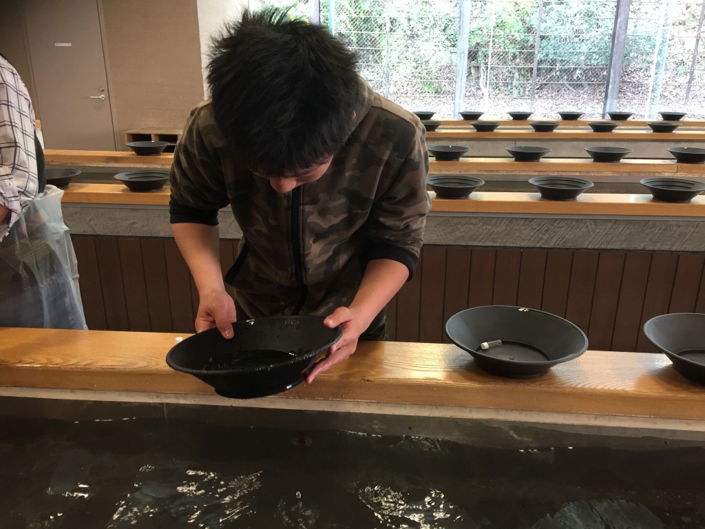 砂金取り体験中の息子