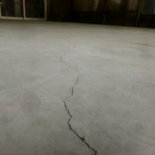  倉庫内のコンクリート床のひび割れ