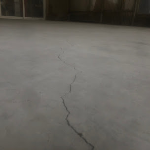 ひび割れた倉庫のコンクリート床